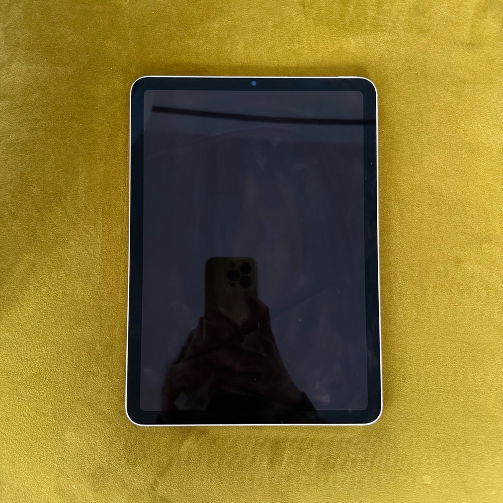 iPad Air 5th Generation - Picture 2 of 3